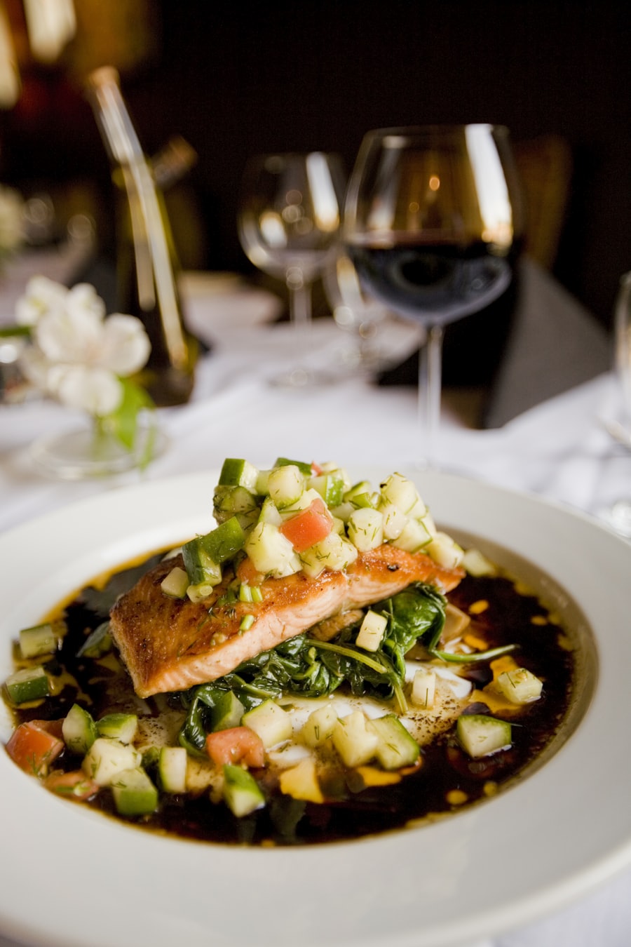 Cena con pesce al forno e verdure di stagione