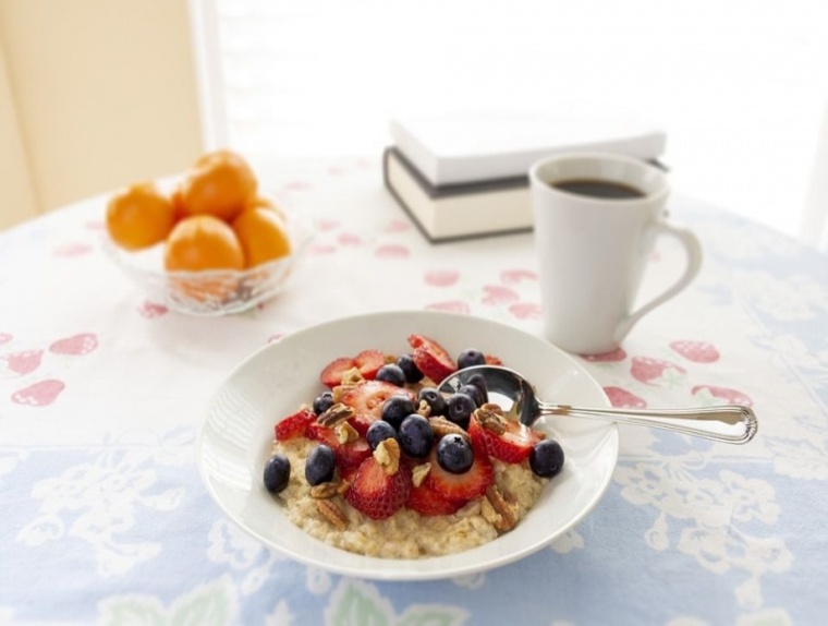 Colazione con yogurt bianco, frutta fresca e frutta secca